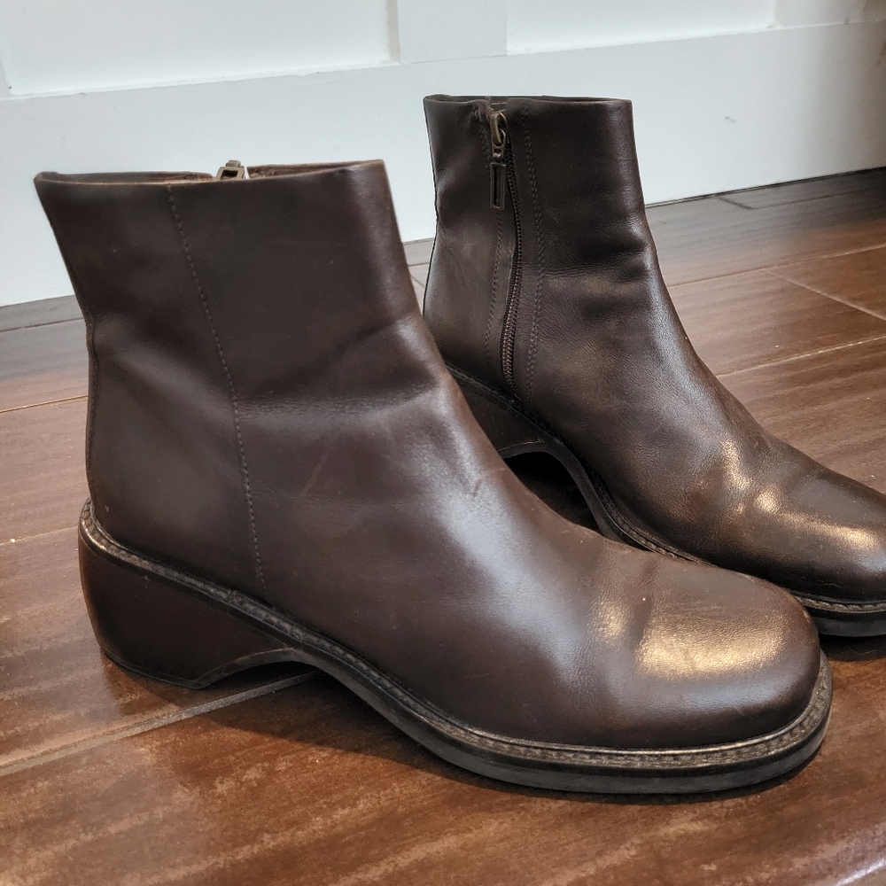 Diba womans 9.5 ankle leather boots Square Toe mint condition